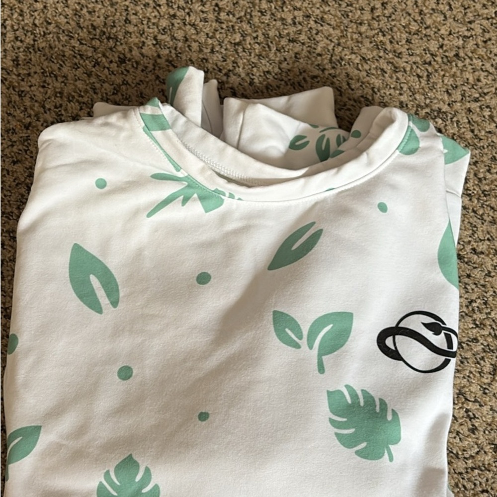 Frontier/ Planet Zoo: White and Green Crew Neck Sweater